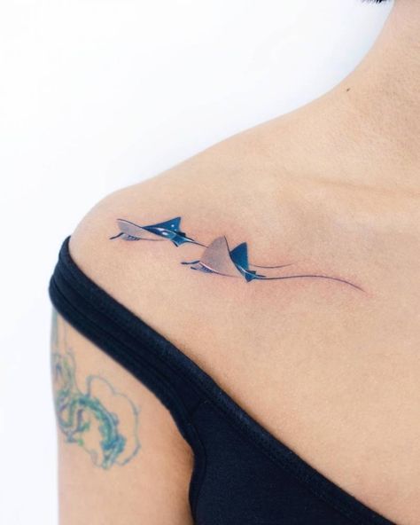 Watercolor style stingrays tattooed on the shoulder. Sting Ray Tattoo With Flowers, Small Stingray Tattoos For Women, Stingray Tattoo Color, Cownose Stingray Tattoos, Aquatic Animal Tattoos, Stingray Tattoo Meaning, Sting Ray Tattoo Simple, Simple Stingray Tattoo, Small Stingray Tattoo