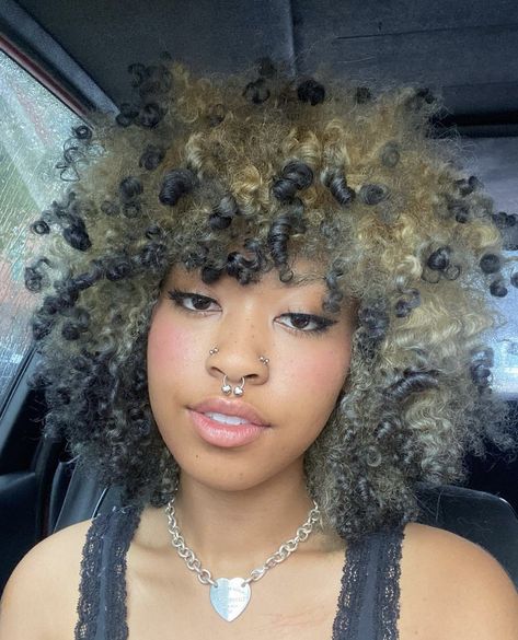 Afro Alternative Hair, Alternative Curly Hair, Cute Hair Dye Ideas For Curly Hair, Web Piercing, Dyed Curly Hair, Stronger Hair, Dyed Hair Inspiration, Dyed Natural Hair, Healthier Hair