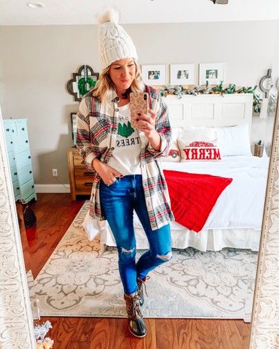 Holiday Plaid Shirt Outfit, Holiday Flannel Outfit, Graphic Tee And Flannel Outfits, Christmas Tshirt Outfit Ideas, Christmas Shirt Outfit Women, Christmas Graphic Tee Outfit, Christmas Flannel Outfit, Christmas T Shirt Outfit, Christmas Shirt Outfit