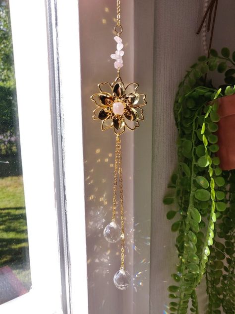 Crystal Room Decor, Crystal Suncatchers Diy, Flower Suncatcher, Crystal Room, Hippie Homes, Pretty Jewelry Necklaces, Cottage In The Woods, Golden Flower, Crystal Crafts