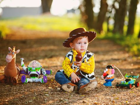 Toy Story 2nd Birthday Pictures, Toy Story Photo Shoot Ideas Outside, Toy Story Picture Ideas, Toy Story Birthday Picture Ideas, Toy Story Birthday Photo Shoot, 3rd Birthday Photoshoot Ideas Boy, Toy Story Photo Shoot Ideas, Toy Story Photoshoot, Toy Story Pictures