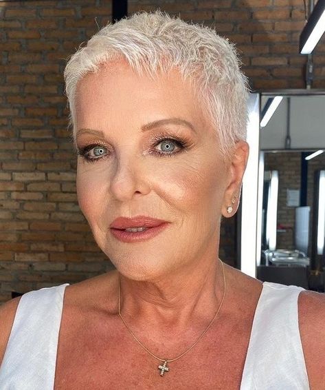 Edgy Very Short Blonde Cut Really Short Hairstyles, Blond Pixie, Short Spiky Haircuts, Super Short Haircuts, Short White Hair, Short Spiked Hair, Short Spiky Hairstyles, Hairstyles For Women Over 60, Really Short Hair