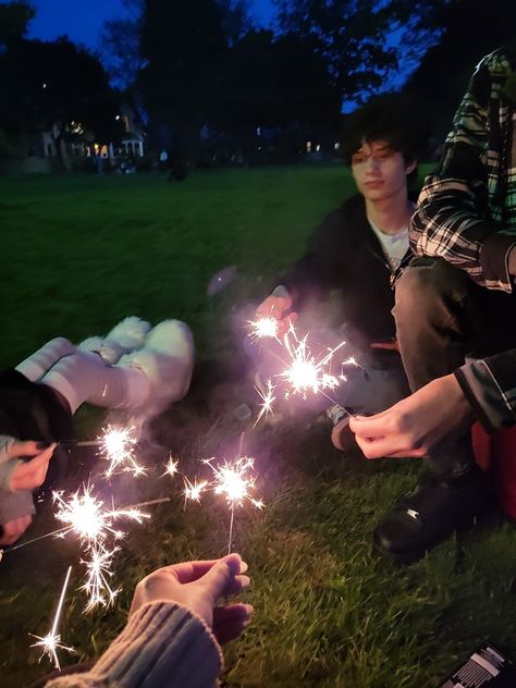 Friends sitting in circle holding sparklers Faceless Friend Pics, Group Friendship Aesthetic Faceless, Friendgroup Aesthetic Faceless, Friends Grunge Aesthetic, Friendship Aesthetic Pictures, Imaginary Friend Aesthetic, Photoshoot Faceless, Faceless Friends Aesthetic, Sparklers Photoshoot