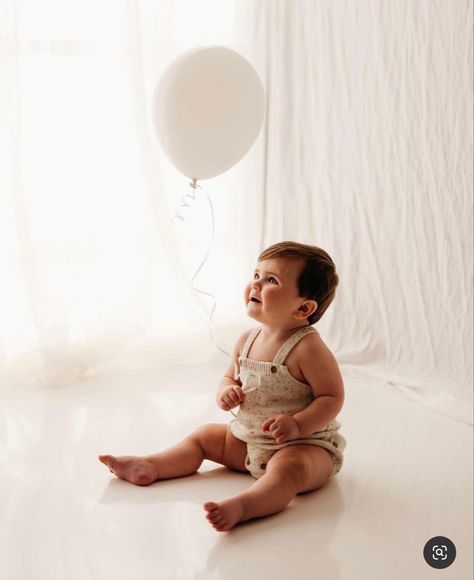 Simple First Birthday, Baby Birthday Photoshoot, 1 Year Baby, Boys First Birthday Party Ideas, 1st Birthday Pictures, 1 Year Birthday, 1st Birthday Photoshoot, First Birthday Pictures, Baby Boy Pictures