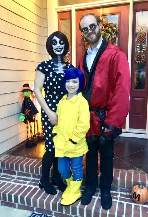 Holloween Costumes For Kids, Coraline Halloween Costume, Other Mother Coraline, Family Themed Halloween Costumes, Coraline Costume, Cute Couples Costumes, Halloween Infantil, Themed Halloween Costumes, Other Mother