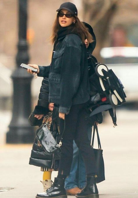 Denim Jacket Outfit Fall, Denim Jacket Outfit Winter, Irina Shayk Street Style, New York Autumn, Oversized Black Denim Jacket, Irina Shayk Style, Winter Jacket Outfits, Denim Jacket Winter, Denim Jacket Outfit