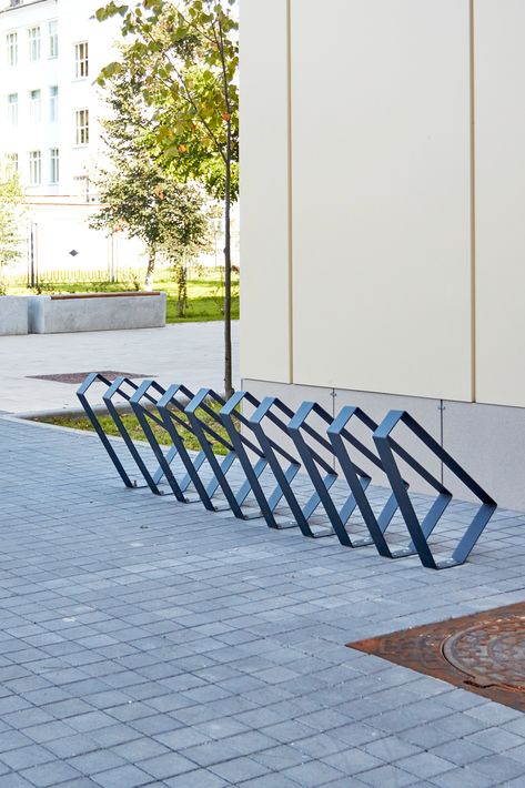 Our bike racks are made of powder-coated galvanized steel for increased durability and weather resistance. #puntodesign #urbanfurniture #outdoorfurniture #urbanbench #bikerack Bike Rack Design, Bicycle Rack Design, Bike Parking Design, Bicycle Parking Design, Rack Velo, Bike Parking Rack, Bike Shelter, Modern Bike, Support Velo