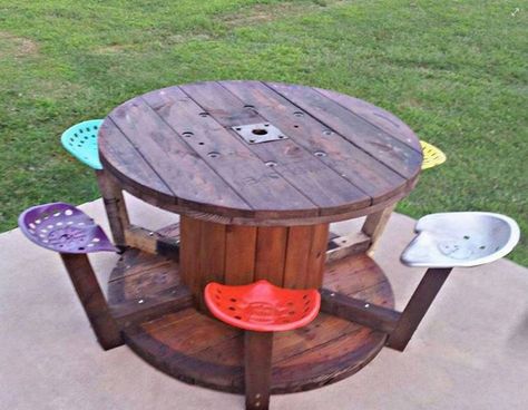 Very cool cable spool table with tractor seat stools! Wood Spool Tables, Spool Furniture, Spool Tables, Wood Spool, Wine Table, Picnic Tables, Into The Wood, Wooden Spools, Mesa Exterior