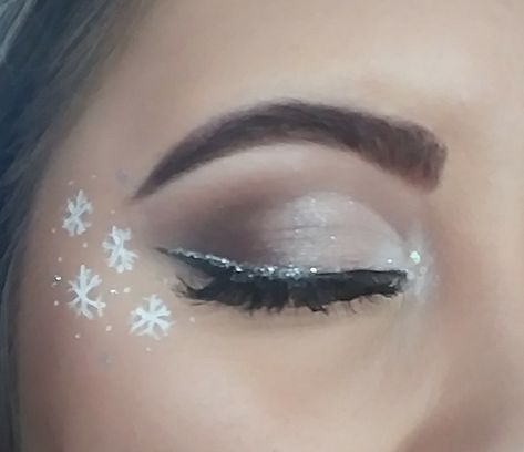 Christmas Makeup Looks Simple, Christmas Eyeliner, Creative Christmas Makeup, Simple Christmas Makeup, Eyeliner Creative, Makeup Looks Christmas, Makeup Ideas Christmas, Grinch Makeup, Snow Makeup