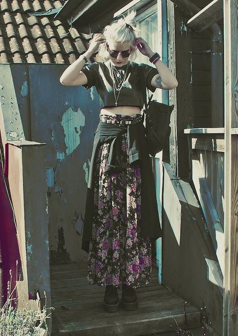 Uber 90s look Hippie Goth Outfits, Hippie Goth, Hippie Grunge, Boho Goth, Womens Outfits, Punk Outfits, Grunge Goth, Hippie Outfits, Alternative Outfits