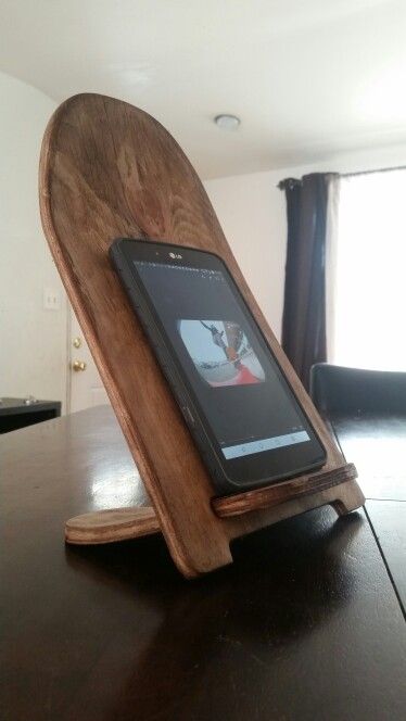 Upcycled skateboard tablet/phone charging and display stand. Diy Skateboard, Skateboard Decor, Skateboard Furniture, Skateboard Room, Recycled Skateboards, Media Room Design, Skateboard Design, Creative Furniture, Recycled Furniture