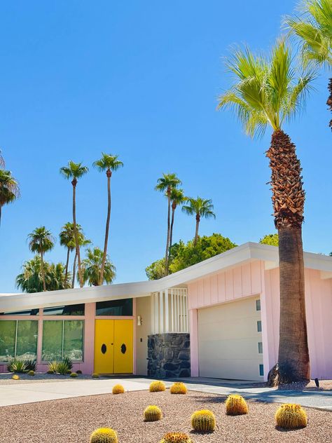 DIY Mid-Century Modern Palm Springs Tour (& Celebrity Homes in Palm Springs) - Bobo and ChiChi Palm Springs House Exterior, Palm Springs Living Room, Mid Century Modern Palm Springs, Palm Springs Interior, Palm Springs Homes, Mid Century Palm Springs, Palm Springs Houses, Palm Springs Decor, Palm Springs Mid Century Modern