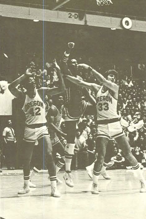 1974-75 Oregon basketball. From the 1975 Oregana (University of Oregon yearbook). www.CampusAttic.com Paul Silas, Billy Cunningham, Paul And Silas, Old School Basketball, Basketball History, School Basketball, Basketball Photography, Basketball Leagues, Basketball Legends