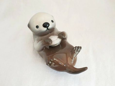 Otter Sculpture Clay, Ceramic Otter Sculpture, Clay Otter Diy, Otter Polymer Clay, Funny Clay Figures, Simple Clay Animals, Animal Clay Ideas, Clay Figures Ideas, Air Dry Clay Trinkets