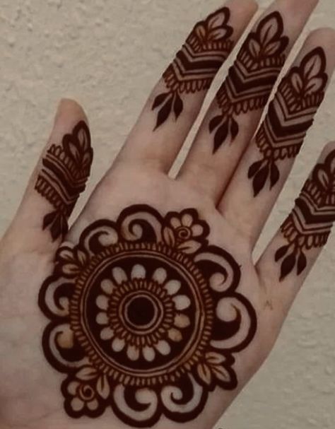 Tattoo Designs Henna, Henna Tattoo Design, Tattoos Henna, Mehndi Outfit, Palm Mehndi Design, Simple Mehndi Design, Henna Hand, Tattoo Henna, Design Henna