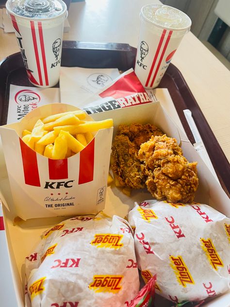 #kfc #friedchicken #frenchfries #zinger #burger #burgerlover #junkfood #weekend #2023 #cravings Kfc Zinger Burger, Kfc Zinger, Kfc Burger, Zinger Burger, Cheesy Recipes, Healthy Meals, Christmas Wishlist, Yum Yum, Junk Food