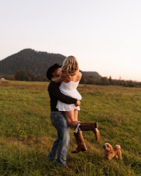 taking a little break from all my senior posts to show off this cutie session 🌅 and just know — if you ever want to bring your dog to a session, I wouldn’t complain one bit ;) Cute Country Couple Photoshoot, Fall Photo Shoot With Boyfriend, Western Fall Aesthetic, Cowboy Photoshoot, Western Couple Photoshoot, Country Photoshoot, Fall Couple Pictures, Southern Family, Country Couple Pictures