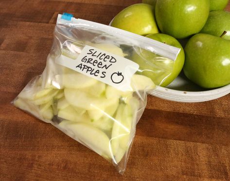 how-to-freeze-apples-AHUKbyQEKIwAZ_3QMba14O Freezer Apples, Can You Freeze Apples, How To Freeze Apples, Freeze Apples, Peeled Apple, Freezing Food Guide, Preserving Fruit, Apples Recipes, Ritz Chicken