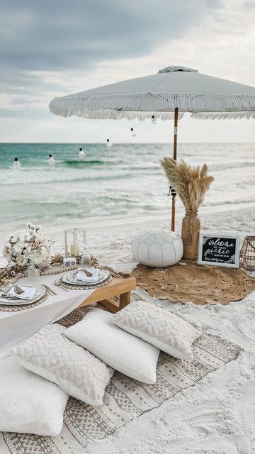 Beach Bachelorette Picnic, Bachelorette On The Beach, Beach Picnic Proposal Ideas, Birthday Beach Party Ideas, Beach Set Up, Beach Picnic Wedding, Birthday Beach Picnic, White Beach Party, Beach Picnic Ideas