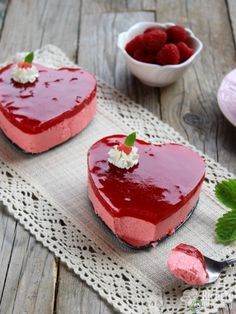 Semplici cuori di mousse ai lamponi Mousse Dolce, Valentines Food, Cute Desserts, Sweets Recipes, Fruit Cake, Food Obsession, No Bake Desserts, Dessert Table, Cake Cookies