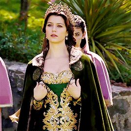 Ya la conoces, ella es Anastasia Gómez Acosta, una chica del año 2019… #novelahistórica # Novela Histórica # amreading # books # wattpad Sultan Pictures, Sultan Kosem, Fur Costume, Nurbanu Sultan, Baby Avengers, Kösem Sultan, Kosem Sultan, Royal Outfits, Magnificent Century