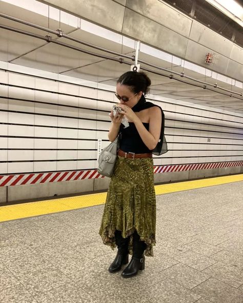 Nyc Fashion Student, Fashion Student Aesthetic, Student Aesthetic, Fashion Student, Student Fashion, Nyc Fashion, Lace Skirt, Sequin Skirt, Lace