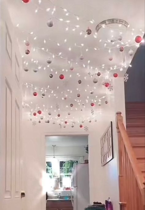 New Year Home Decor, Christmas Ceiling Decorations, Ideas Decoracion Navidad, Christmas Hallway, Christmas Decorations Apartment, Diy Christmas Lights, Christmas Tree Decorations Diy, Christmas Decor Inspiration, Fun Christmas Decorations