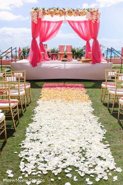 Wedding Pandal, Mandap Wedding, Aisle Decor Wedding, Vidhi Mandap, Indian Wedding Mandap, Best Wedding Decor, Decor Indian Wedding, Mandap Decoration, Lawn Wedding