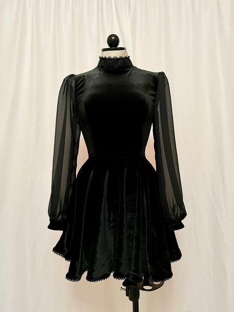 Vintage inspired velvet dress with chiffon sleeves. 70s Goth Fashion, Dress With Chiffon Sleeves, Halloween Mode, Fair Outfits, Chiffon Sleeves, Goth Dress, Alt Fashion, Halloween Fashion, Mode Inspo