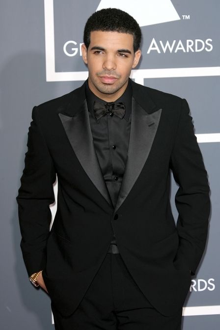 He's so handsome! Black Tux Black Shirt, All Black Suits, Black Suit Combinations, Black Suit Red Tie, All Black Tux, Suit Bow Tie, Men Suits Wedding, All Black Suit, Bow Tie Suit