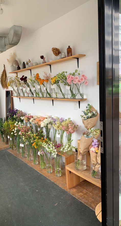 Florist Shop Aesthetic, Flower Bar Ideas, Cute Flower Shop, Florist Shop Interior, Florist Aesthetic, Flower Shop Aesthetic, Flower Shop Display, Flower Shop Interiors, Floral Workshop