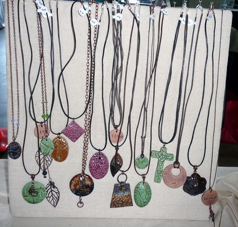 Display Idea Jewelry Show Craft Fair | Jewelry Display Ideas For Craft Shows | Cotton Ridge Create! Jewelry Display Ideas, Jewerly Display, Simple Jewerly, Diy Necklace Display, Necklace Displays, Jewerly Displays, Favorite Engagement Rings, Diy Jewelry Display, Craft Fair Displays