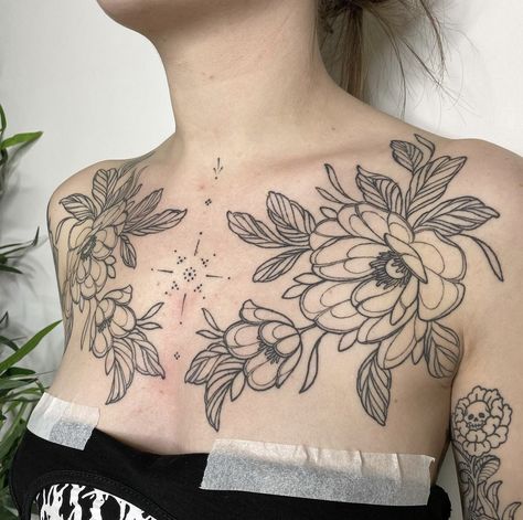 Floral Chest Tattoo, Chest Tattoo Flowers, Chest Tattoo Designs Female, Chest Tattoo Female Upper, Chest Neck Tattoo, Clavicle Tattoo, Traditional Tattoo Inspiration, Blackout Tattoo, Chest Tattoos For Women