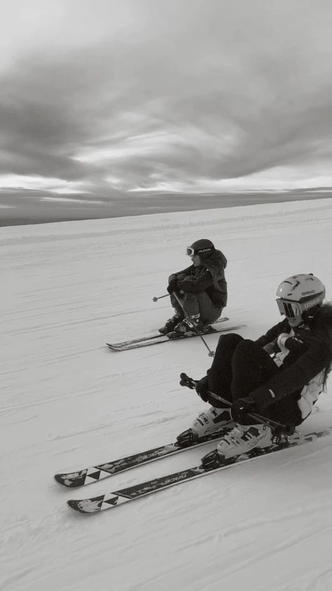 Apres Ski Vibes, Winter Aesthetic Skiing, Skiing Black And White, Ski Season Aesthetic, Ski Pics Instagram, Skier Aesthetic, Ski Asethic, Skiing Photo Ideas, Winter Ski Aesthetic