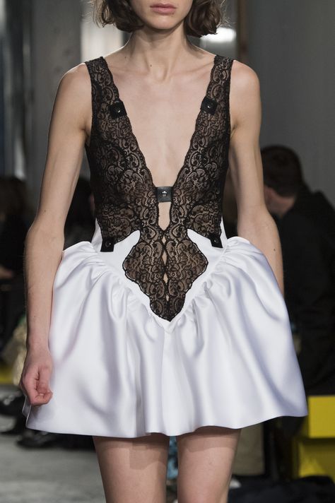 2019 Runway, Runway Fashion Couture, Frilly Dresses, Fashion Portfolio, Corsets And Bustiers, London Street Style, Runway Trends, Christopher Kane, Autumn Street Style