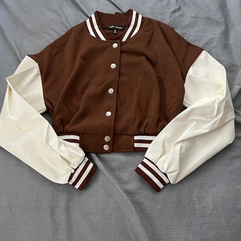 Crop Top Varsity Jacket Crop Top Varsity Jacket, Varsity Jacket Cropped, Crop Top Jacket Outfits, Varsity Jacket Outfit, College Clothes, School Jacket, Short Jackets, Crop Top Jacket, College Jackets