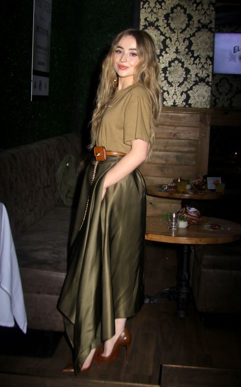 Sabrina Carpenter Street Style, Film Party, Sabrina Carpenter Style, 23 Style, Sabrina Carpenter Outfits, Tribeca Film Festival, Soft Gamine, Brown Skirts, Estilo Chic