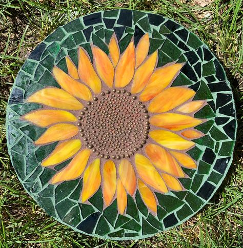 Glass Mosaic Stepping Stones, Mosaic Pavers Patterns, Glass Stepping Stones, Stepping Stone Designs, Bird Mosaic Ideas, Sunflower Mosaic Ideas, Stepping Stones Designs Ideas, Sunflower Stepping Stone, Mosaic Stepping Stones Ideas