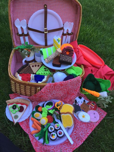 Felt picnic basket treats Felt Picnic Basket, Felt Picnic Food, Picnic Basket Food, Realistic Play Food, Picnic Basket Set, Kids Picnic, Dramatic Play Centers, Kids Sewing, Food Patterns