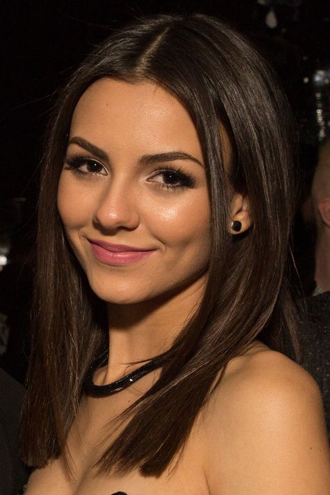 Victoria Justice Hair, Lola Martinez, Brunette Actresses, Jennifer Aniston Hair, Beautiful Angel, Victoria Justice, Trending Fashion, Fashion Shows, Beautiful Smile