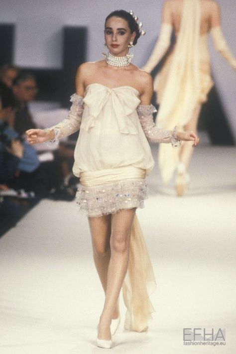 White Bow Dress, Runway Fashion Couture, Runway Outfits, Model Looks, Chanel Designer, Chanel Spring, Claudia Schiffer, Bow Dress, Fashion Catalogue