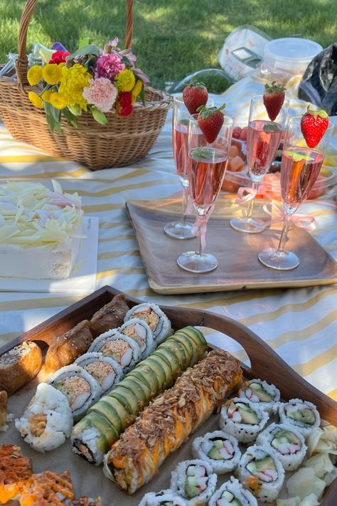 Sushi Picnic Ideas, Picnic Food Ideas Aesthetic Junk Food, Cute Picnic Party, Fairy Picnic Food, Sushi Picnic Aesthetic, Bridgerton Picnic Aesthetic, Picnic Drink Ideas, Sushi Picnic Date, Picnic Set Up Ideas