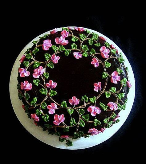 Simple Elegant Cakes, Gift Box Cakes, Buttercream Cake Designs, Flower Vines, Buttercream Flower, Cake Decorating For Beginners, Buttercream Cake Decorating, Cake Decorating Piping, Chocolate Cake Decoration