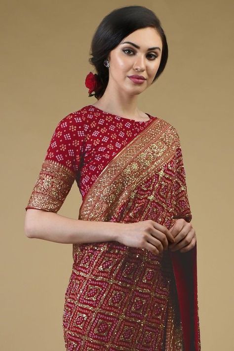 Red Banarasi Saree Contrast Blouse, Bandhej Saree Blouse, Chiffon Saree Party Wear, Bandhej Saree, Women Talking, Dresses For Men, Bandhani Dress, Zardozi Embroidery, Indian Bride Outfits