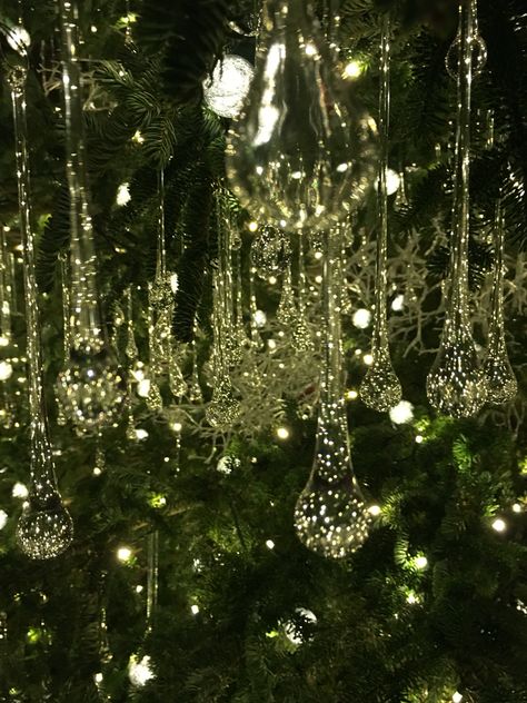 Rain Drop Christmas Tree, Raindrop Christmas Tree, Moody Christmas, Frosted Christmas Tree, Christmas Spider, Christmas Dreaming, Crystal Christmas Tree, Classy Christmas, Christmas Tree Inspiration