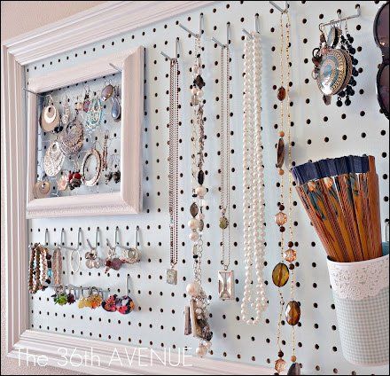 Framed Pegboard Jewelry Display In Retail – Fixtures Close Up Diy Jewelry Wall, Jewelry Wall Hanger, Diy Peg Board, Pegboard Storage, Small Bedroom Storage, Pegboard Organization, Organizer Ideas, Pegboard Accessories, Accessories Organizer