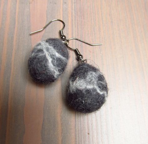 felted stone earrings- nemezelt kavics fülbevaló Felt Jewellery, Felted Jewelry, Felted Earrings, Earrings Tutorial, Mixed Media Jewelry, School Jewelry, Felt Jewelry, Fiber Jewelry, Jewelry Boards