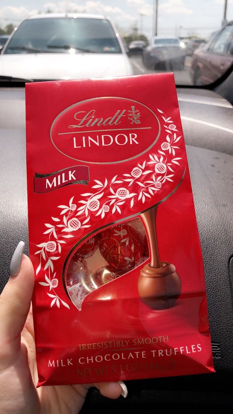 Lindor Chocolate Aesthetic, Lindor Chocolate, Fruit Chip, Chocolate Pictures, Lindt Lindor, Lindt Chocolate, Sleepover Food, Healthy Groceries, Yummy Comfort Food