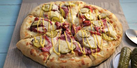 Montreal Smoked Meat Pizza Canadian Breakfast, Montreal Smoked Meat, Meat Pizza Recipes, Canadian Recipes, Meat Pizza, Meat Casserole, Pizza Ideas, Cooking Photos, Deli Sandwiches