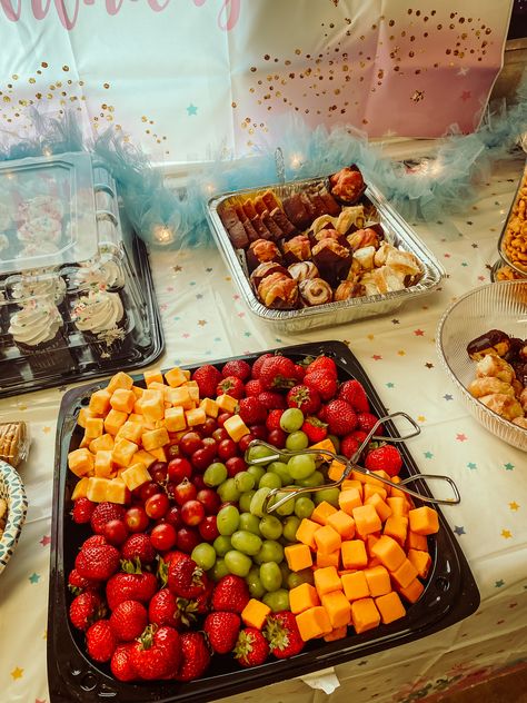 Birthday Party Food Ideas Aesthetic, Birthday Ideas Food Snacks, Birthday Dinner Food Ideas For Adults, Best Birthday Food Ideas, Kid Bday Party Food Ideas, Small Party Food Ideas Simple, Birthday Food Display Ideas, Surprise Birthday Food Ideas, Quick And Easy Birthday Party Food